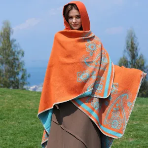 Eleganter Damen-Strickponcho mit Kapuze und lebhaftem orange-türkisem Blumenmuster.