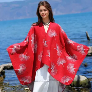 Roter Strickschal mit Ginkgobblatt-Muster für Damen in herbstlicher Seekulisse
