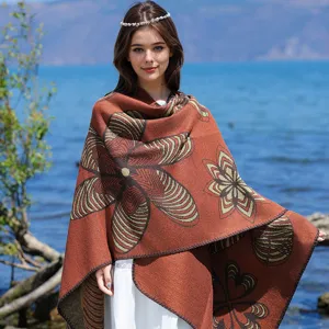 Bohemian Strickschal mit Blumenmuster, getragen von einem Model am blauen See