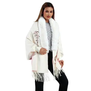 Detailansicht eines weißen Strickschals mit Pflaumenblütenstickerei und Kunstpelzkragen