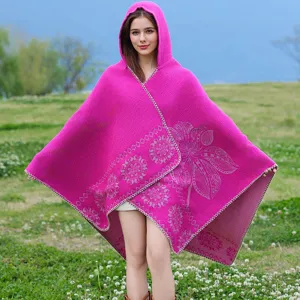 Leuchtend magentafarbener Kapuzen-Poncho mit ethnischem Blumenmuster für Reisen
