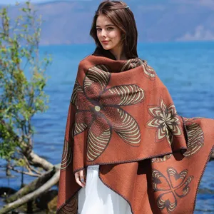 Eleganter brauner Strickschal mit großen Blumenmustern, getragen von einem Model im Freien.