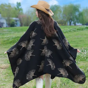Eleganter schwarzer Strick-Poncho mit goldenem Ginkgoblatt-Jacquardmuster im Freien
