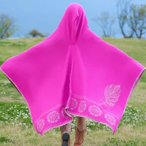 Rückansicht eines leuchtend rosa Kapuzenponchos mit eleganten weißen Federmustern