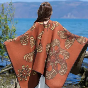 Eleganter gestrickter Poncho-Schal für Damen mit abstraktem Schmetterlingsmuster