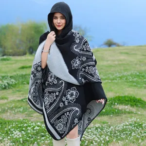 Detailansicht des Paisley-Musters und der Kapuze an diesem Damen-Strickponcho-Schal