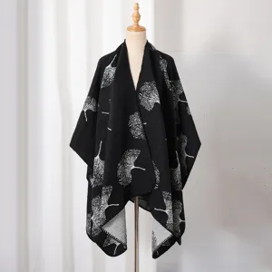 Detailansicht eines gestrickten Ginkgoblatt-Jacquard-Ponchos auf einer Schaufensterpuppe