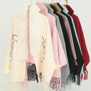 Detailansicht von bestickten Strickschals mit Kunstpelzkragen in verschiedenen Farben