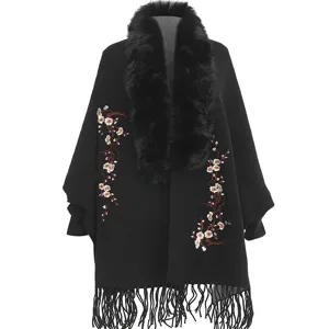 Details des schwarzen Capes mit Pflaumenblütenstickerei und Kunstpelzkragen.