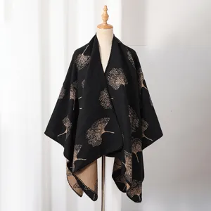 Detailansicht eines schwarzen Strickschals mit beigem Ginkgoblatt-Jacquard-Muster