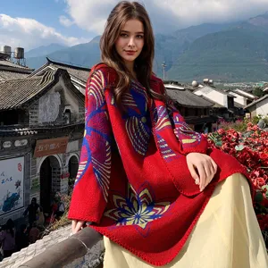 Roter Strick-Poncho mit Blumenmuster und weicher Wolltextur für Damen im Freien