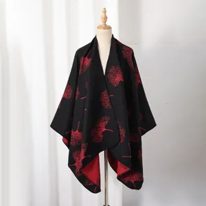 Detaillierte Ansicht des schwarz-roten Strickschals mit Ginkgoblatt-Jacquard auf einer Puppe