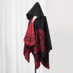 Gemütlicher Kapuzen-Poncho mit ethnischen Blumenmustern in markantem Schwarz-Rot-Design