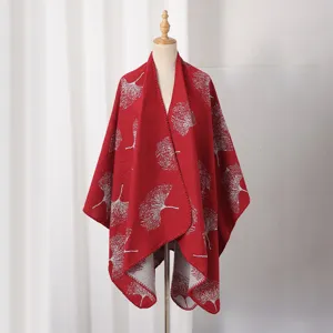 Elegantes rotes Stricktuch mit detailliertem weißem Ginkgoblattmuster in Nahaufnahme