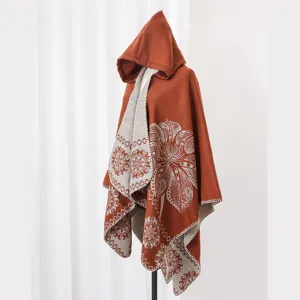 Dickes rostrotes Kapuzenponcho-Sjal mit ethnischen Mandala-Mustern auf einer weißen Puppe