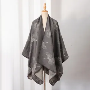 Detailansicht Strickschal mit grauem Ginkgoblatt-Jacquardmuster und offener Vorderseite.