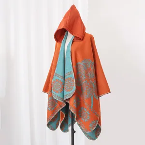 Detailansicht eines böhmischen Kapuzen-Poncho-Schals mit leuchtend orangen und blaugrünen Mustern