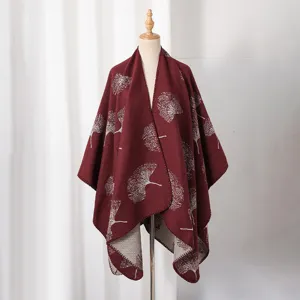 Detailansicht der weinroten Strickschulterschal mit weißem Ginkgoblattmuster auf einer Puppe
