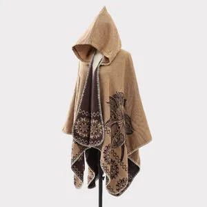 Vollansicht eines dicken Kapuzenponchos mit Bohème-Muster auf Schaufensterpuppe