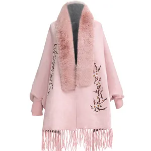 Detailansicht eines rosa bestickten Schals mit Kunstpelzkragen und eleganten Fransen