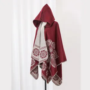 Detailansicht des dicken Kapuzen-Poncho-Schals mit ethnischem Blumenmuster und Stricktextur