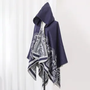Marineblauer Strickponcho mit Kapuze und eleganten grauen Paisleymustern.