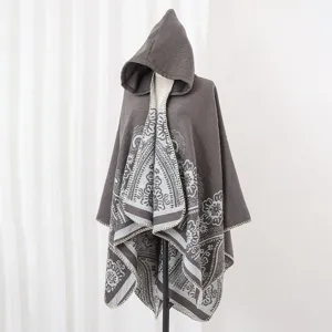 Detaillierte Nahaufnahme des gestrickten Damen-Ponchos mit Kapuze und Paisleymuster