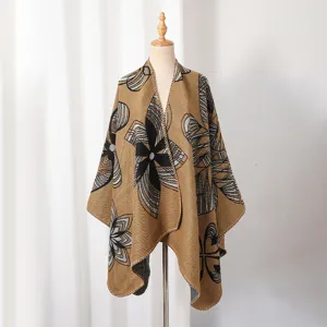 Detailansicht eines eleganten, wendbaren Strickschals mit abstraktem Blumendruck auf Mannequin.