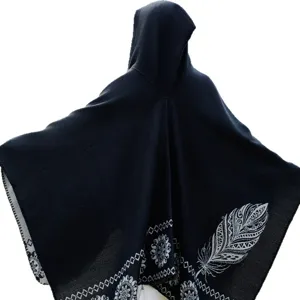 Boho-Kapuzen-Poncho-Schal mit weißem Federmuster, dicker warmer Wintermantel für Damen