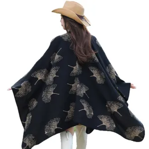 Eleganter schwarzer Strickschal mit goldenem Ginkgoblatt-Jacquardmuster für Damen