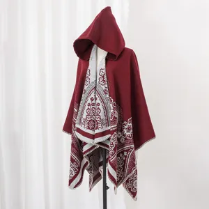 Detailaufnahme eines Damen-Strickponchos mit Kapuze in Weinrot mit Blumenmuster