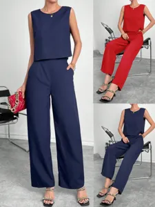 Vue détaillée de la tenue d'été pour femme avec haut sans manches et pantalon ample.
