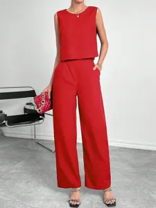Vue détaillée du haut sans manches rouge et du pantalon large élégant pour l'été.