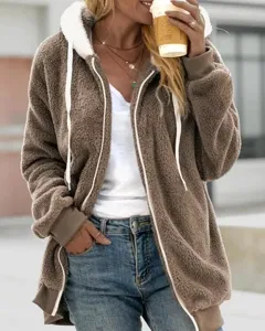 Vue detaillee de la veste zippee confortable en polaire pour femme style de rue.