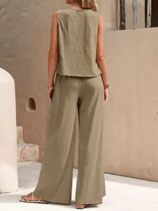 Vue détaillée de l'ensemble kaki, haut sans manches col rond et pantalon large au dos.