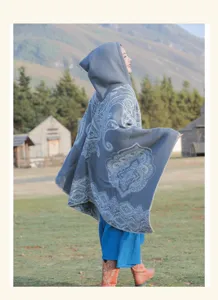 Detailansicht eines ethnischen Kapuzenponchos mit grauem Paisleymuster für Reisen
