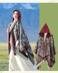 Vue détaillée d'un poncho à capuche tricoté bohème avec glands et motifs floraux