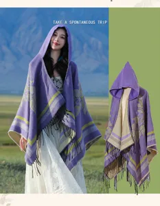Lila Kapuzenschal im Ethno-Stil mit Blattmustern und Fransensaum-Details