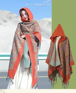 Châle à capuche orange avec franges et motifs ethniques sur mannequin et modèle
