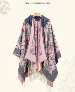 Élégant poncho à capuche rose et bleu à motif de cœur avec franges pour femmes chic