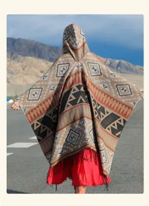 Rückansicht eines bohemischen Strickponchos mit Kapuze, Stammesmustern und Fransenverzierung