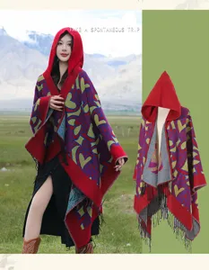 Vue d'un poncho à capuche rouge de style bohème avec des glands et des motifs cœur