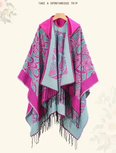Détail d'un châle poncho à capuche pour femme avec franges et motifs de cœur