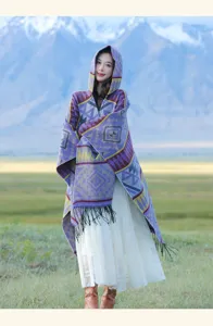 Bohemischer Strickschal mit Kapuze, ethnischen Mustern und Fransen für Outdoor-Reisen