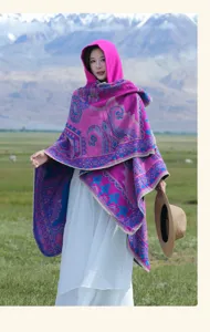 Vista dettagliata dello scialle con cappuccio in maglia magenta da donna con motivi paisley