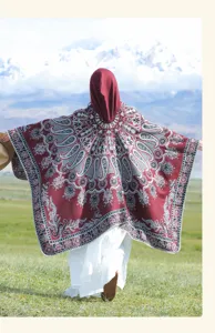 Detailansicht eines böhmischen Kapuzenponchos mit Paisleymuster in Berglandschaft