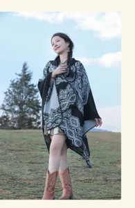 Wunderschönes asiatisches Model trägt ethnisch bedrucktes Poncho-Tuch im Freien auf dem Feld