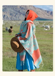 Châle poncho en maille à capuche style ethnique avec franges en paysage naturel