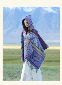 Böhmischer Kapuzen-Strickschal mit bunten geometrischen Mustern und Quasten in der Natur.
