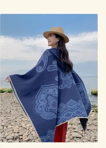 Ethnischer marineblauer Paisley-Strickschal Poncho mit weißem Rand für Reise und Fotos